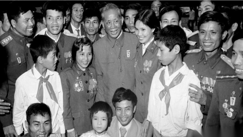 1979年3月5日，河内。
国防部的人脚步很急，几乎是撞开门冲进黎笋的办公室。桌