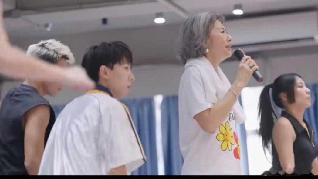 叶蒨文排练劈叉62岁的叶蒨文排练劈叉，这是什么神仙舞台准备！为了呈现最佳状态，她