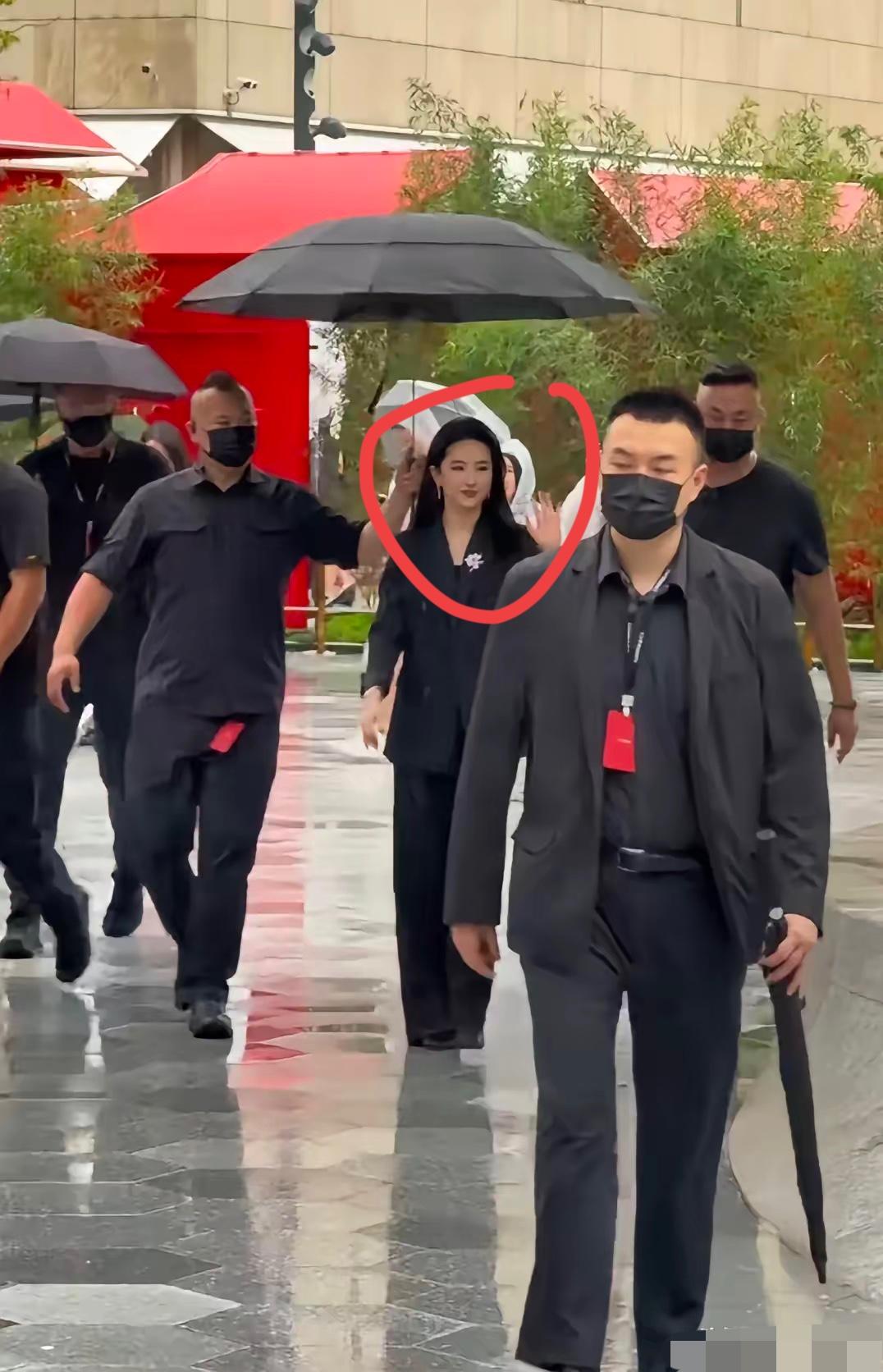 这是哪位大佬出场，气质这么好有人打伞