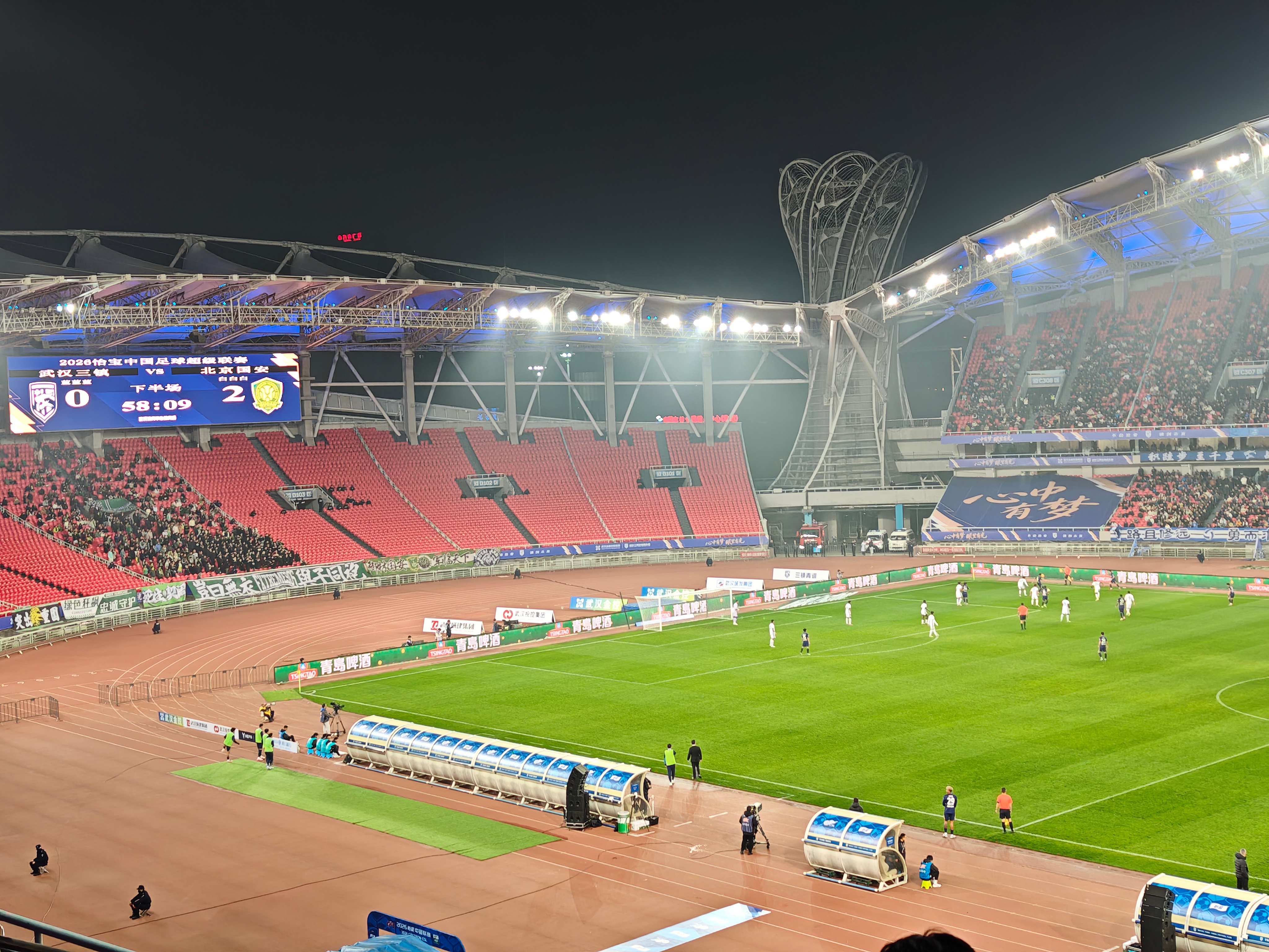 三镇0比2落后，卡迪斯在场边准备上场了，他会成为三镇的救世主吗？！武汉三镇vs北