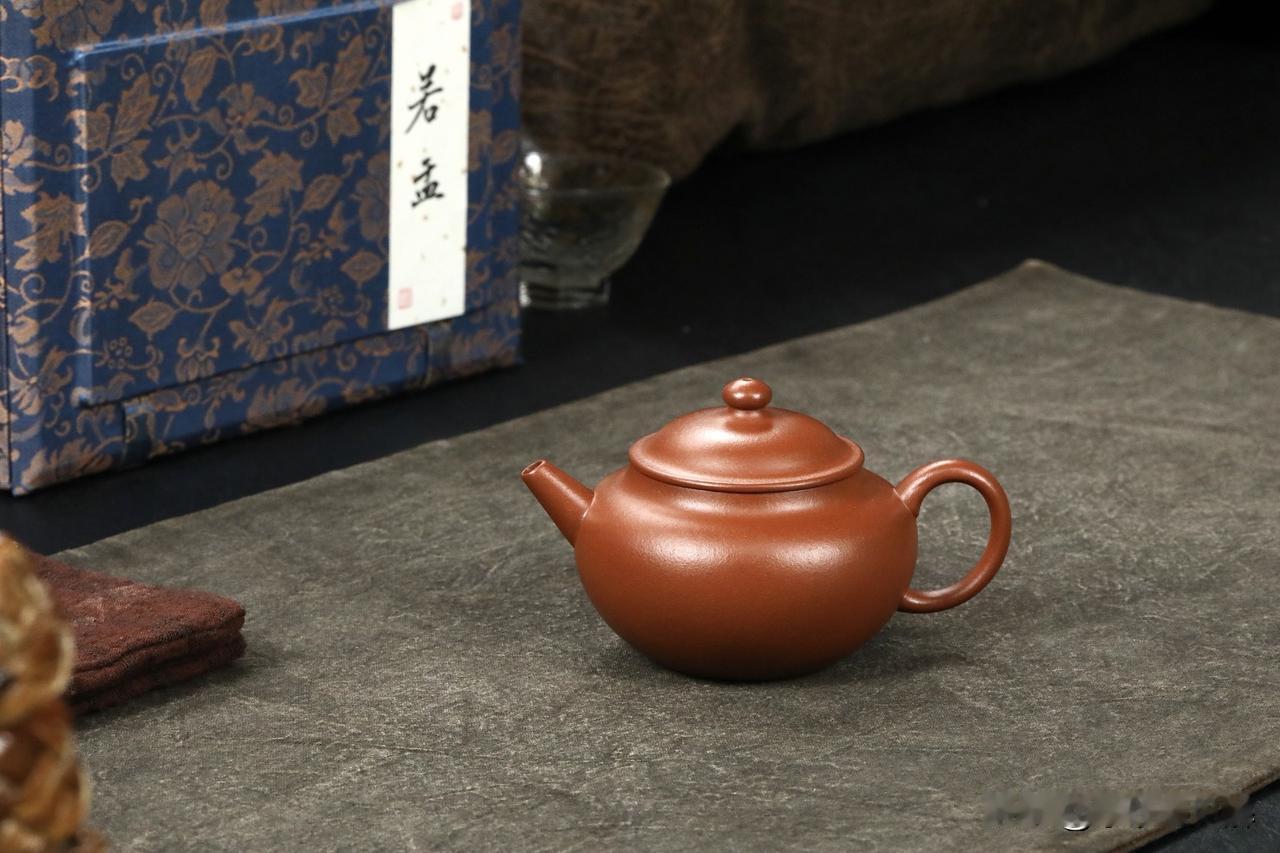 仿古与扁腹：一字之差，壶韵大不同
朋友前几天拿了把壶过来，问我：“这是仿古吧？看