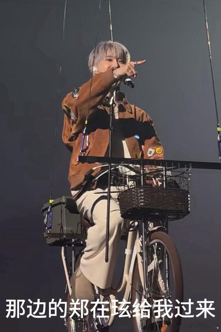🐰：郑在玹怎么还不来接我哦，看到我老公了！那边的郑在玹给我过来！🍞：老婆！我