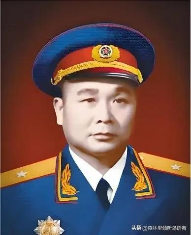 1946年，解放军为投诚的2000土匪设宴接风。席间，匪首脱下大衣，顺手挂到墙上