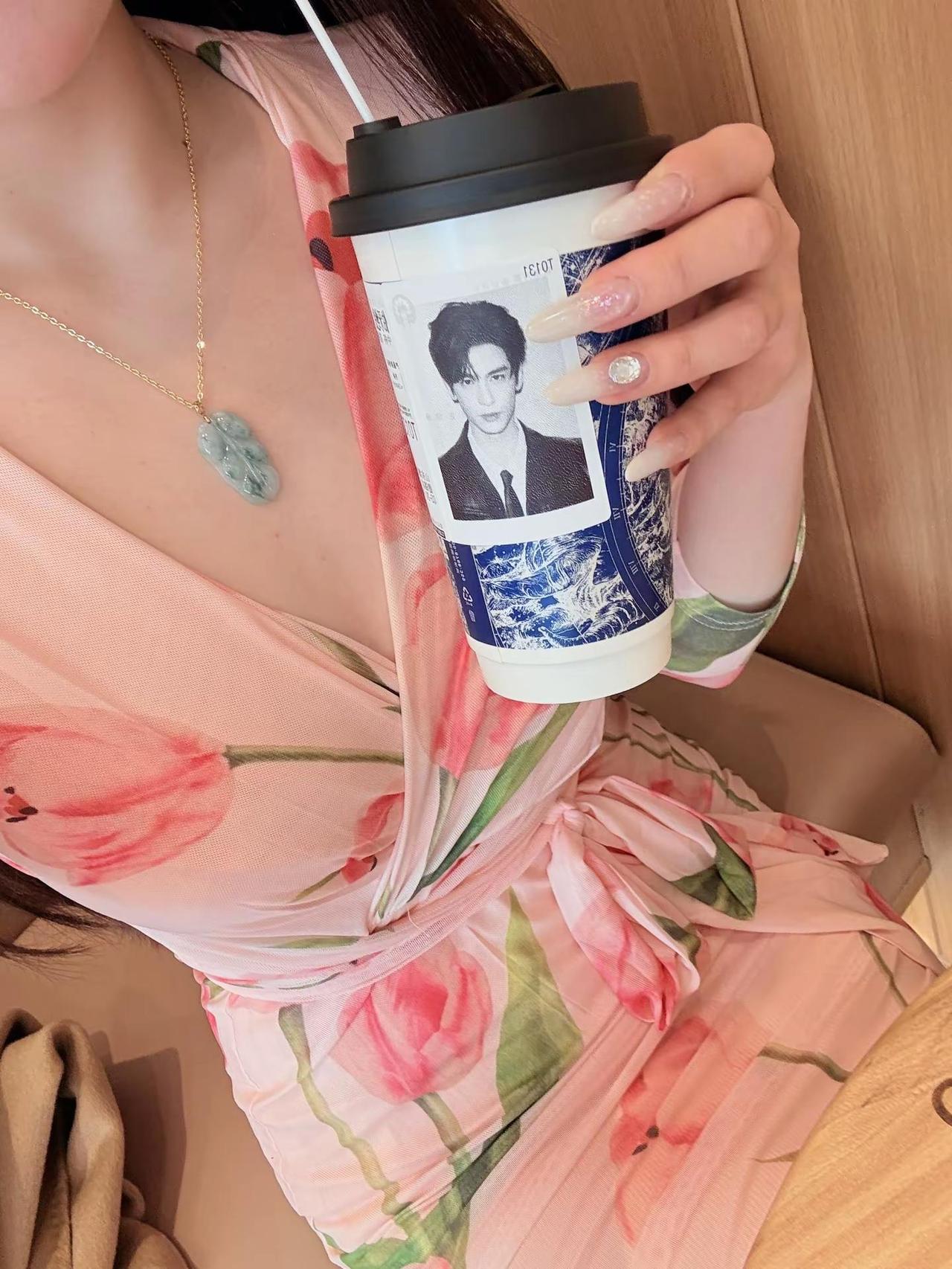 明星周边 超绝不经意展示美甲 我担秒了全世界