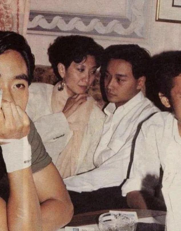 黄霑曾在暴怒时扬言说：“要是杀人不犯法，施南生早守寡了！”能让张国荣洗澡不关门的