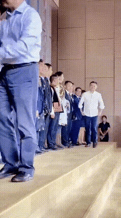 好尴尬，主办方怎么搞的？c位居然不是马云，颁奖结束他习惯性往中间处走，没想到已站