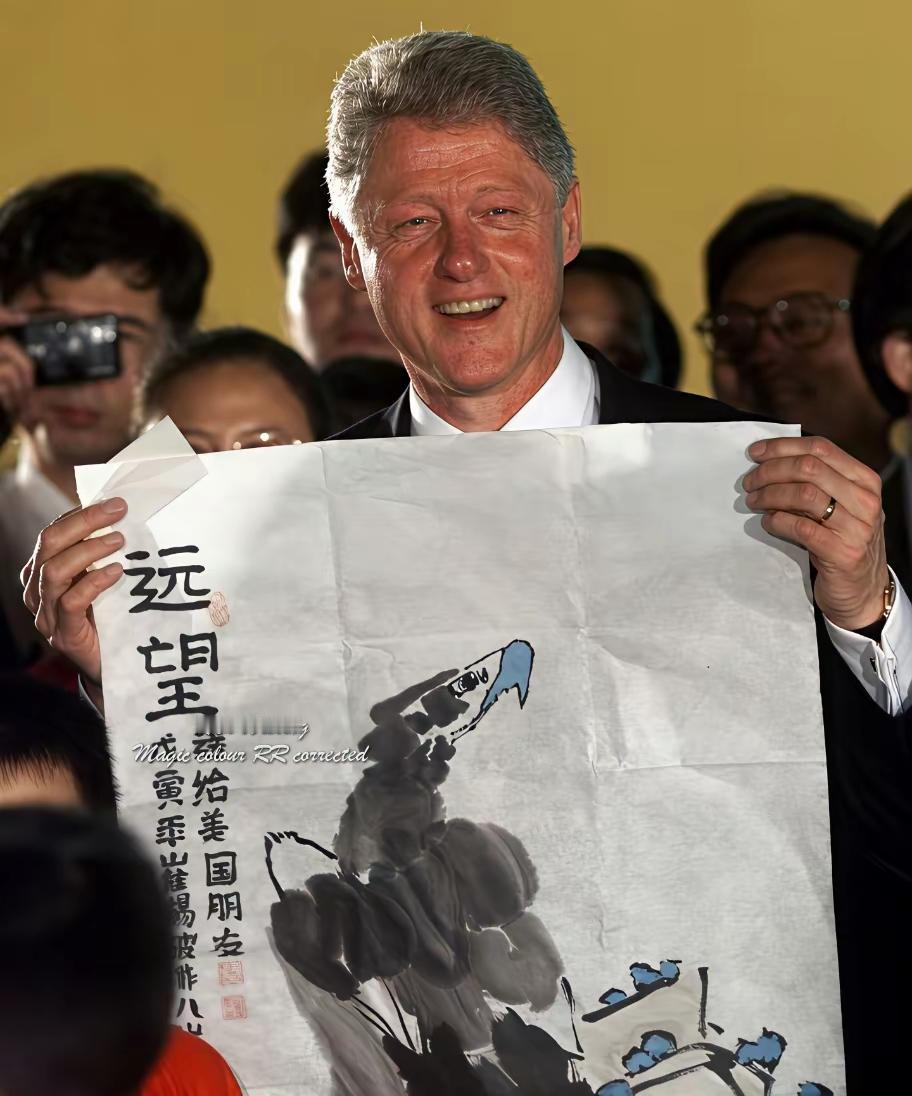 王铎：当年克林顿访华期间，中国八岁的小朋友崔锡波，送给他的一幅国画《远望》。