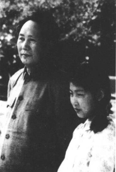 1949年夏，毛泽东与女儿李敏在北京香山