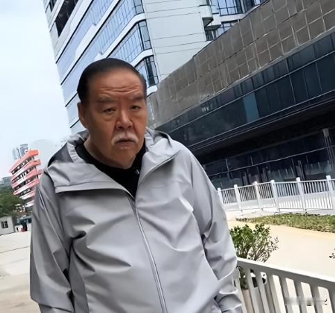 一个被债务逼到要向老友开口的人，最后却在马拉松终点线前，和当年的拒绝者并肩冲线，