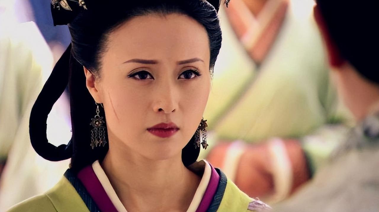 刘邦偷袭项羽成功后庆功，薄夫人却劝丈夫连夜逃走，难怪她能善终。
刘邦采纳韩信之策