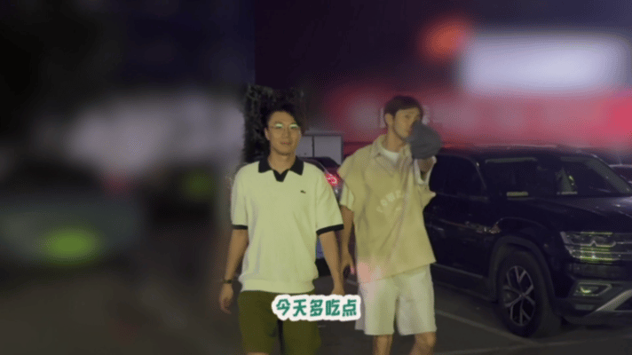高伟光打高尔夫最累的是嘴高伟光打高尔夫费球更费嘴高伟光看似打高尔夫实则演小品 高