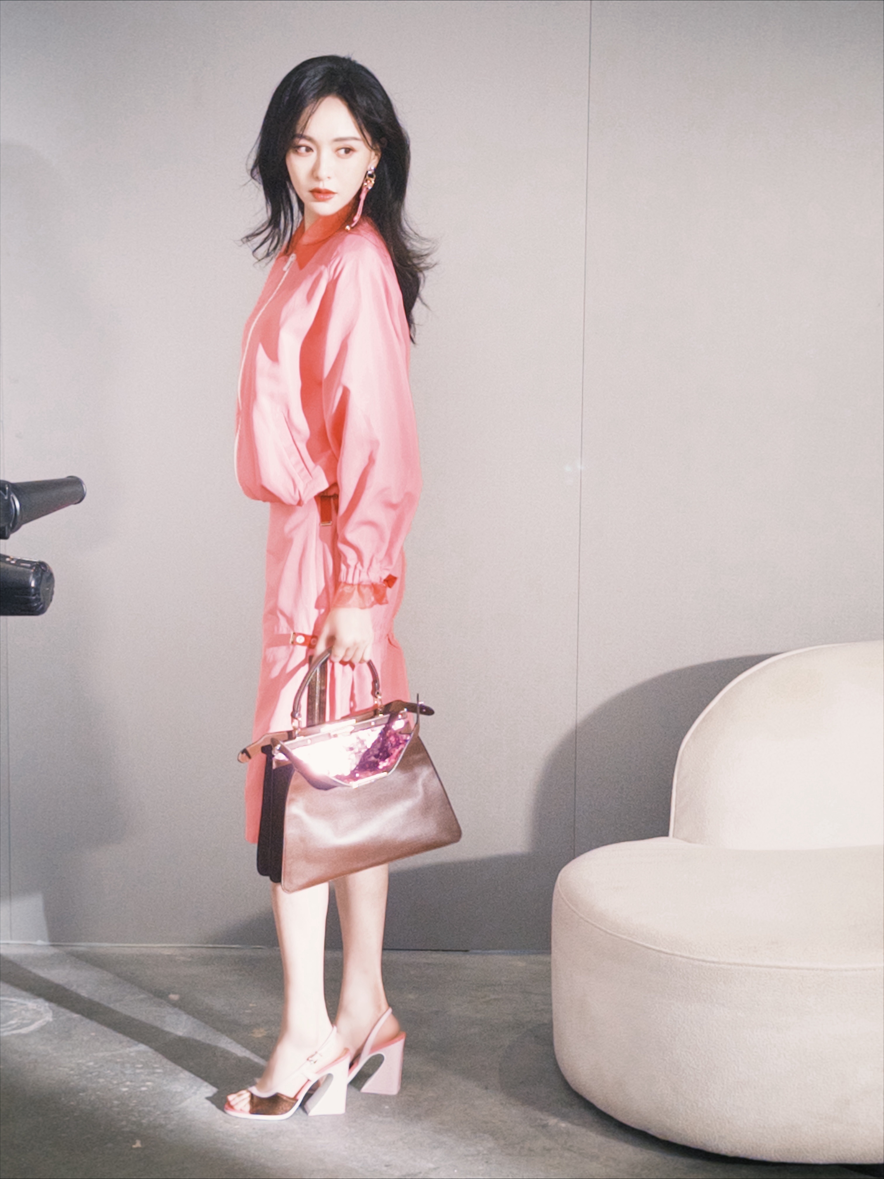 楼下偶遇唐嫣拍戏唐嫣在复制粘贴的时代，你是手写的诗