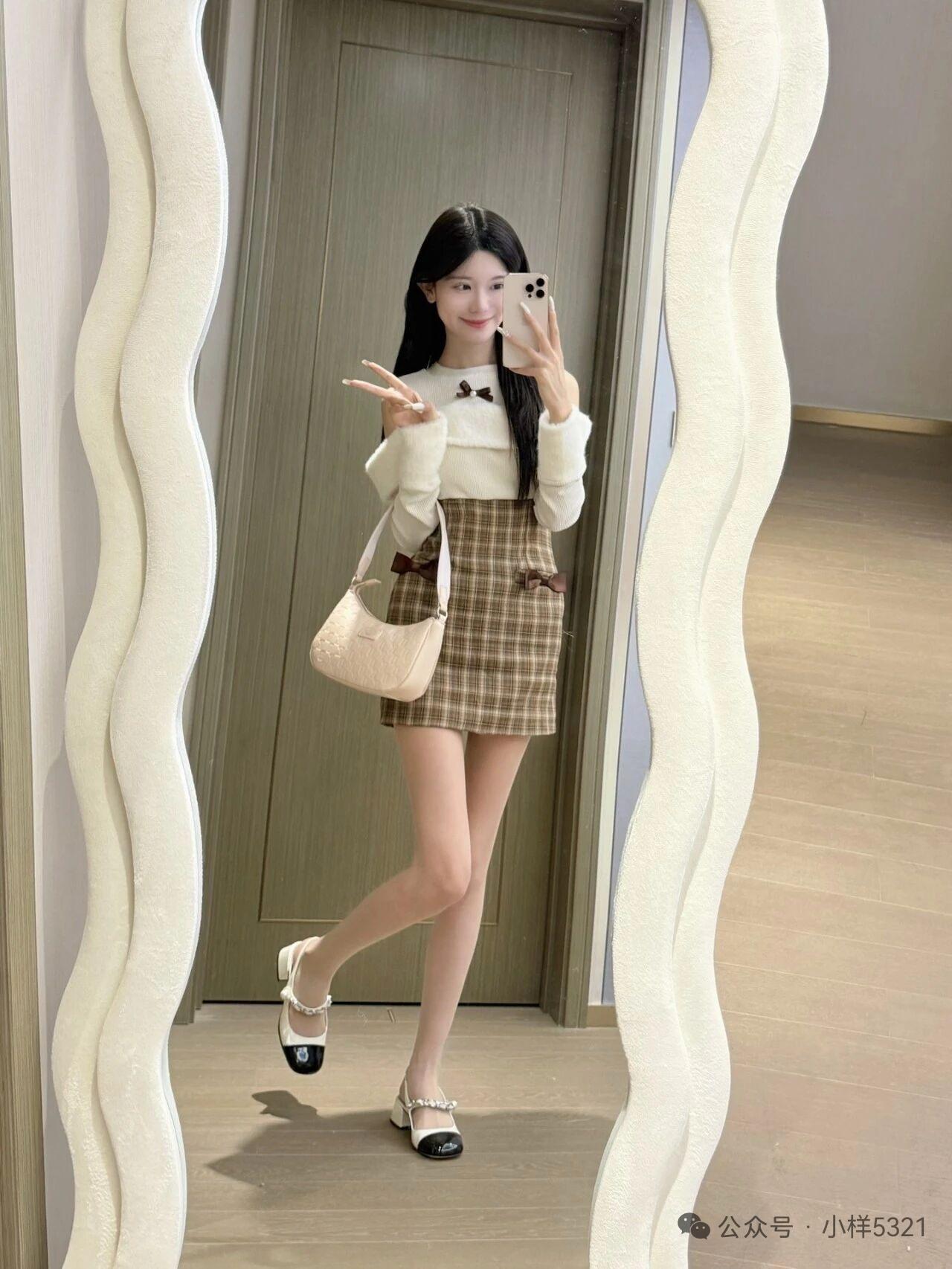 粉金色穿搭再配一只单肩包，精致又美丽，粉粉嫩嫩的包包我尊的超爱呀，可单肩手提斜挎