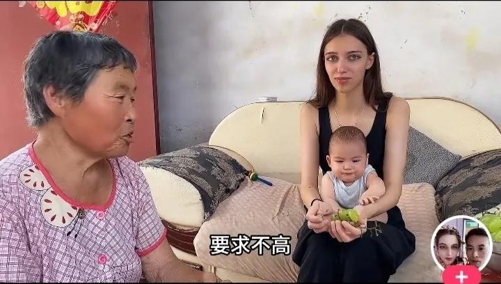 河南小郑的家庭就是普通家庭，朴实的老妈妈，直言把乌克兰媳妇当闺女，本身也小郑媳妇