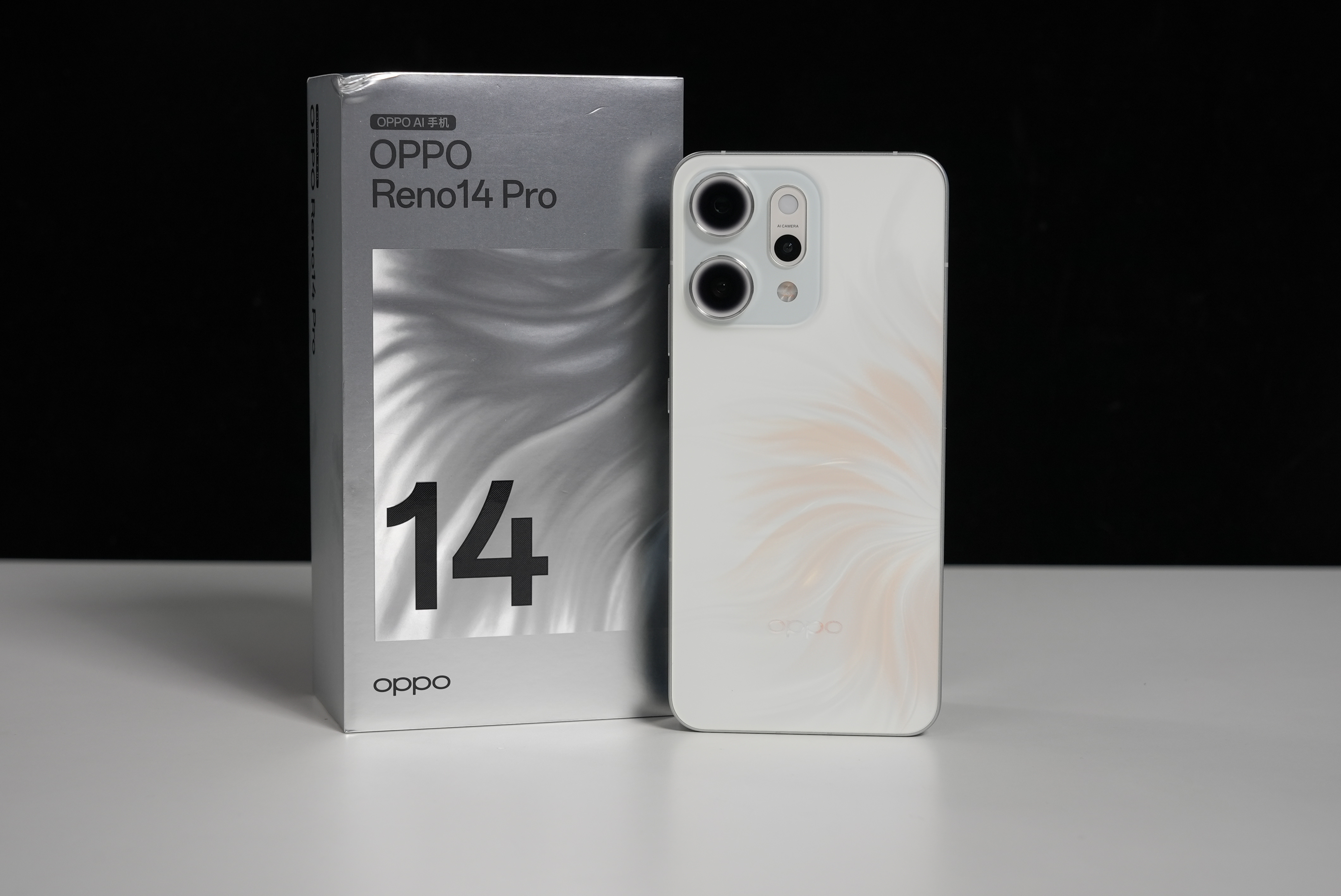OPPO Reno 14 Pro 人鱼姬配色[馋嘴]这个新配色采用了流光幻影工艺