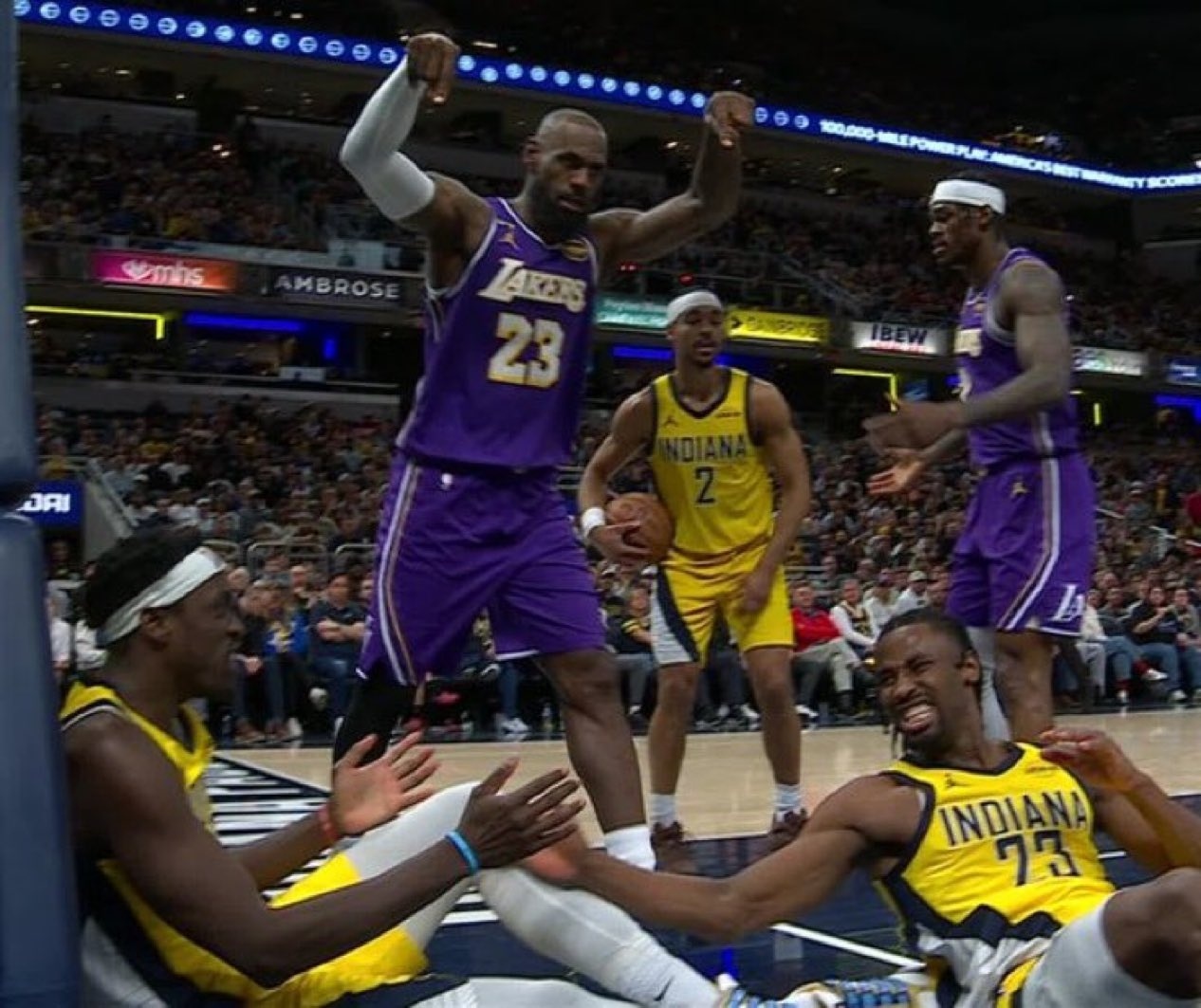 NBA 詹姆斯打嗨了……湖人战胜步行者