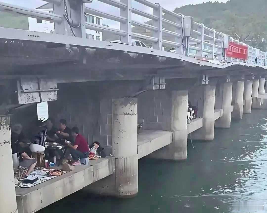 我可以在这里安装一个门吗？水位上涨了这群人怎么跑啊。 