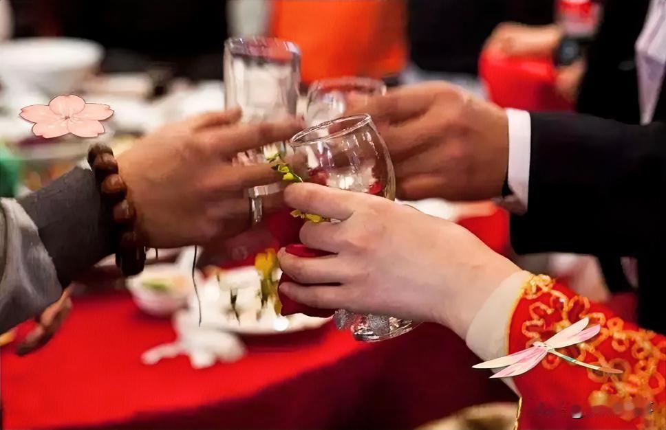 又是喝酒惹得祸！新疆，一男子参加复婚喜宴，席间，新郎新娘两次来到桌前敬酒，第一次