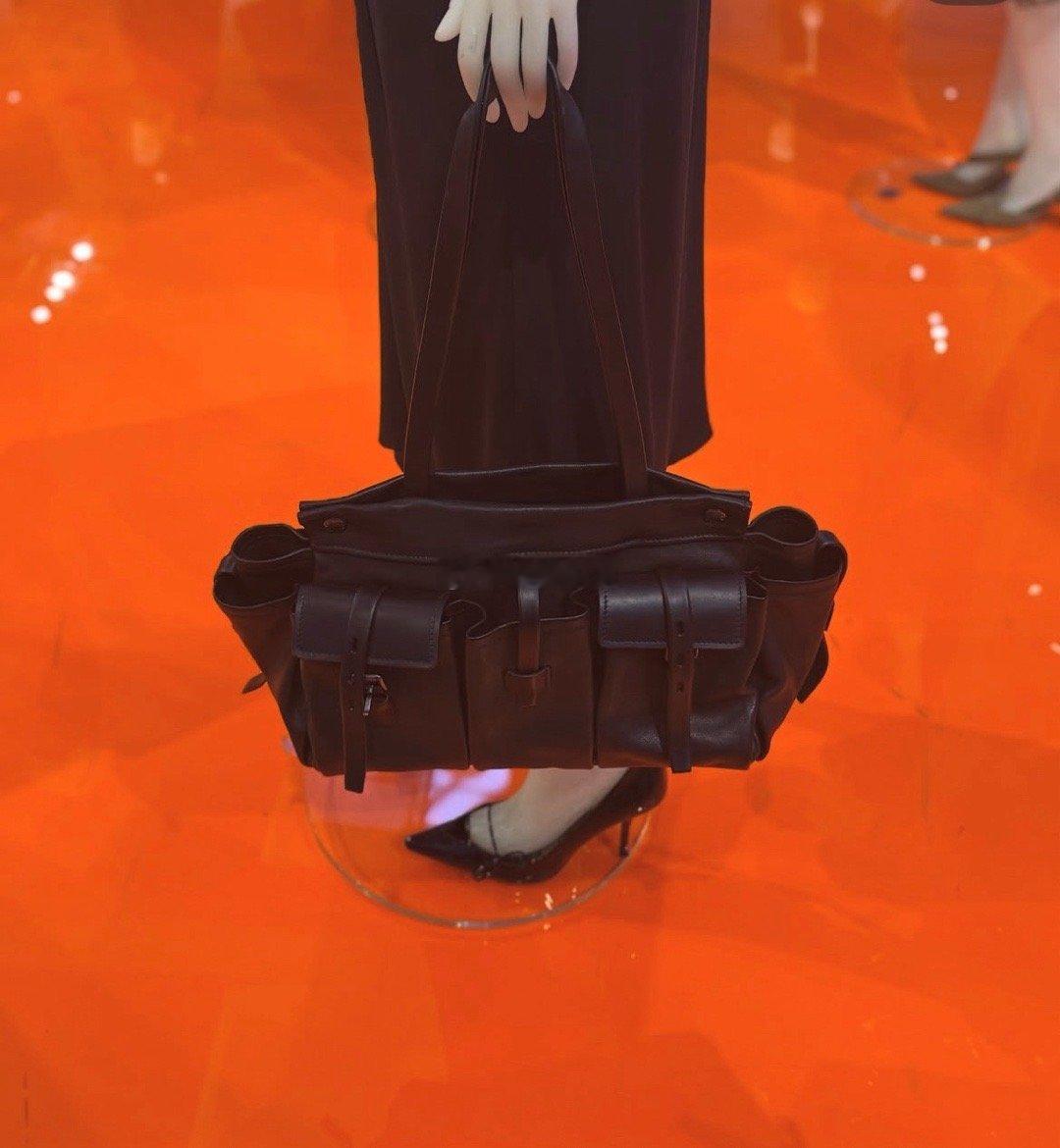 米兰时装周这配饰有点人设在身上 【Prada SS2026 配饰篇】如果说服装是