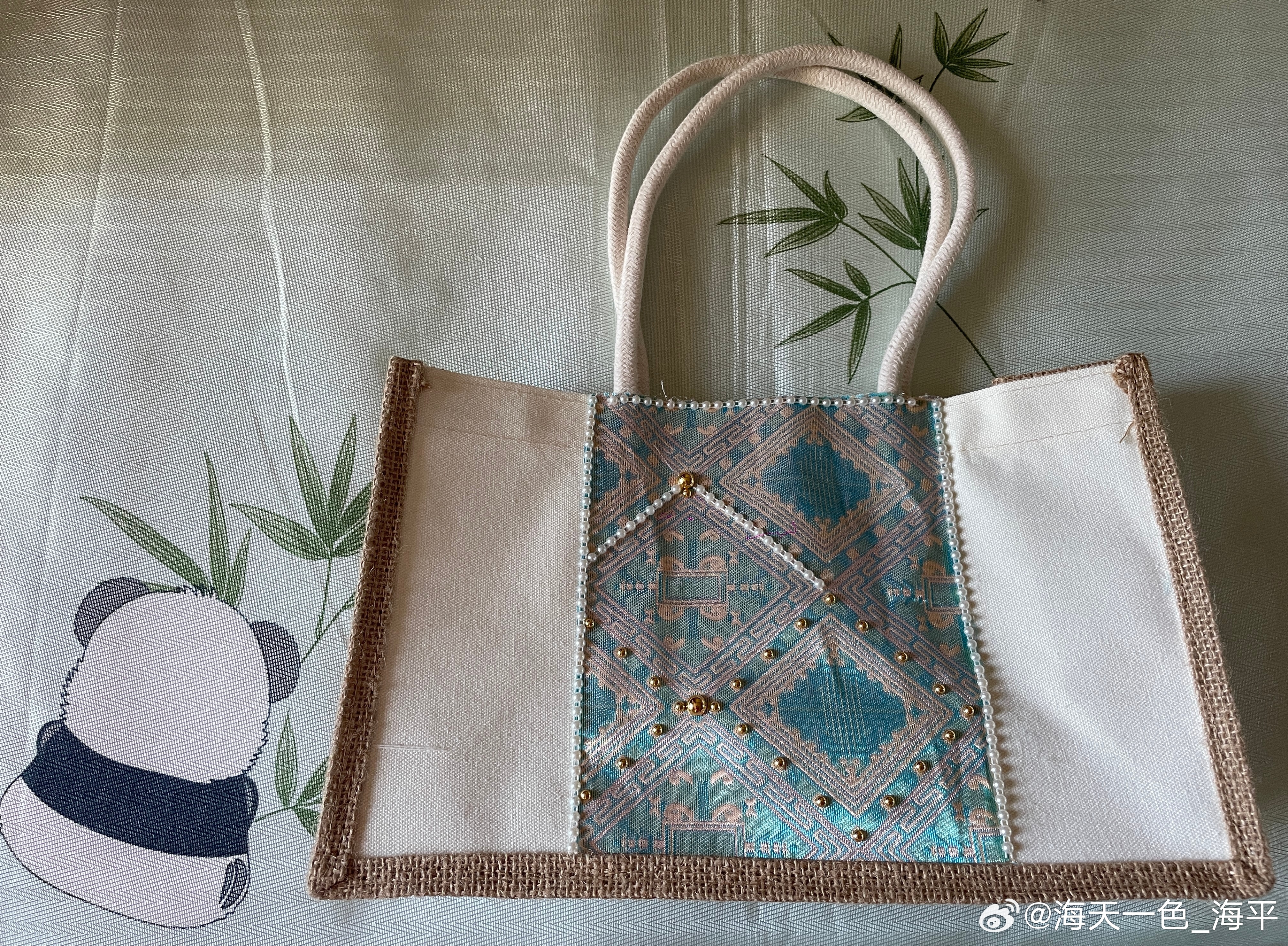 生活手记宋锦横纵生辉，黄白珠玉错落，两面花纹对仗排布，典雅里藏着玲珑，实用中自有