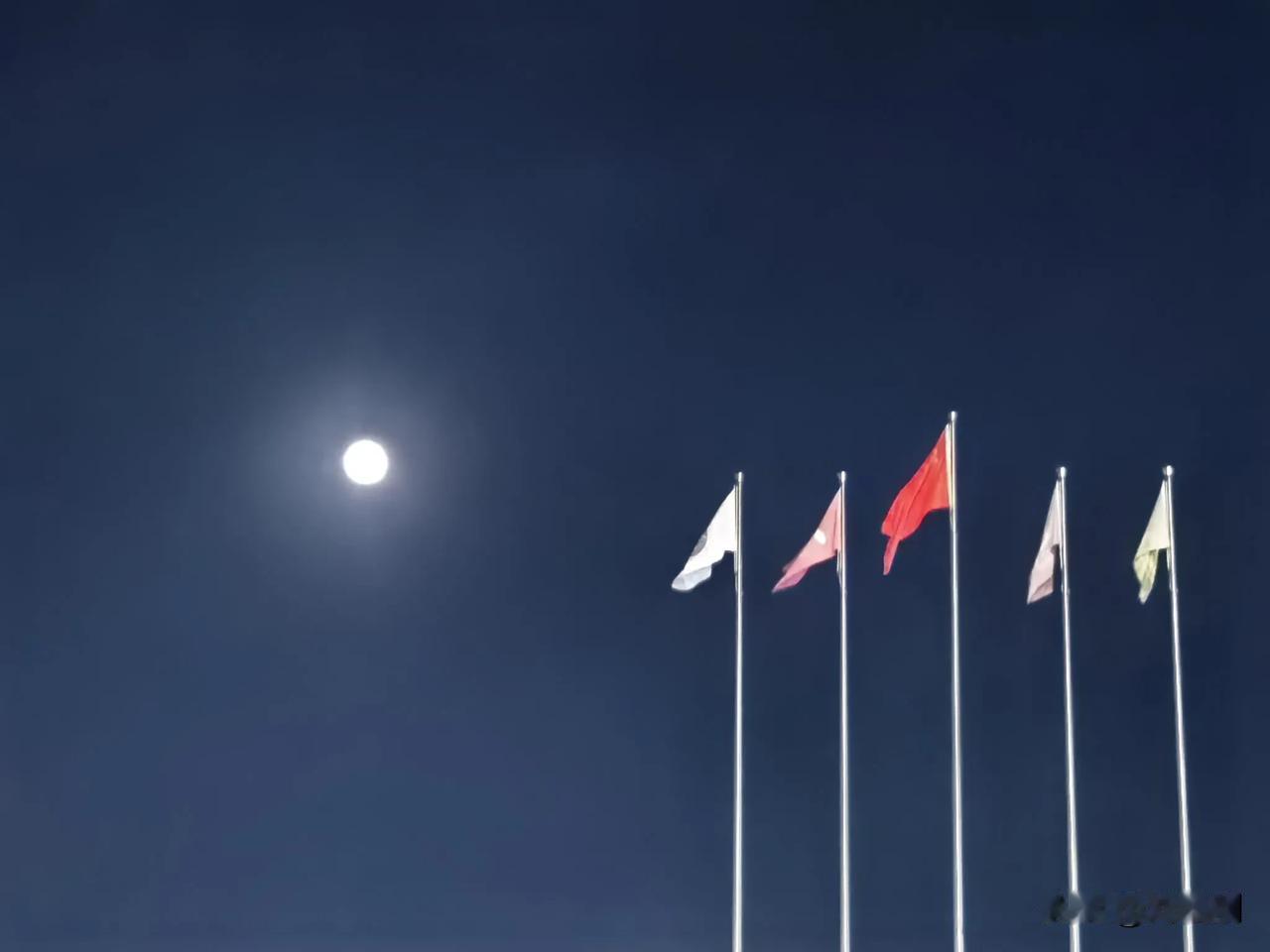 七律.祝贺湘西苗族土家族自治州成立72周年
(2024年9月20日)
鼓舞吉祥庆