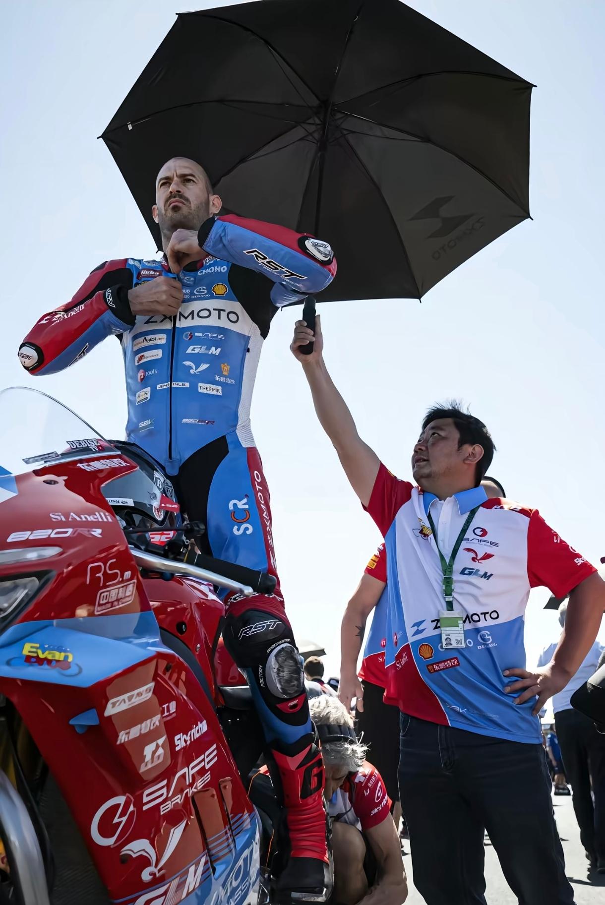 瓦伦丁・德比斯第一次骑上张雪机车，就在 WSBK 葡萄牙站连拿两个冠军，这事儿在