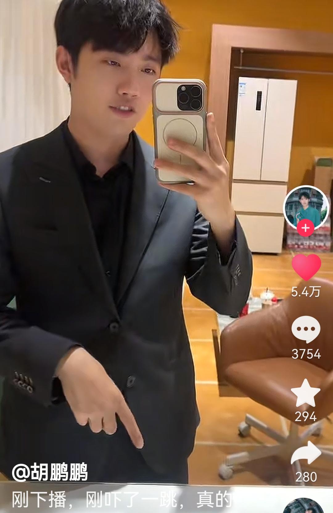 胡鹏鹏搞笑，应该有点闲，搞个特效来了。

都想看鹏鹏跳舞，今天他没有给大家跳，而