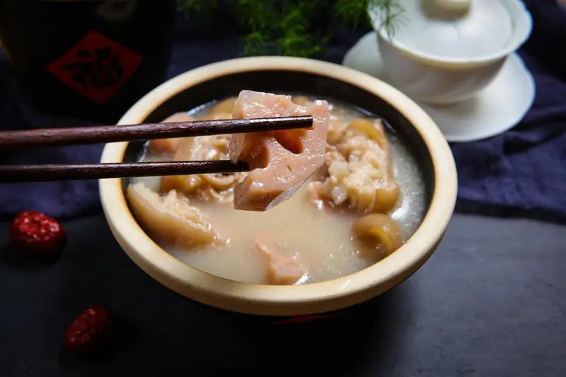 连着几天来客人，家里总有一碗猪蹄炖莲藕。我以为大家都很喜欢吃，其实不是这样。昨天