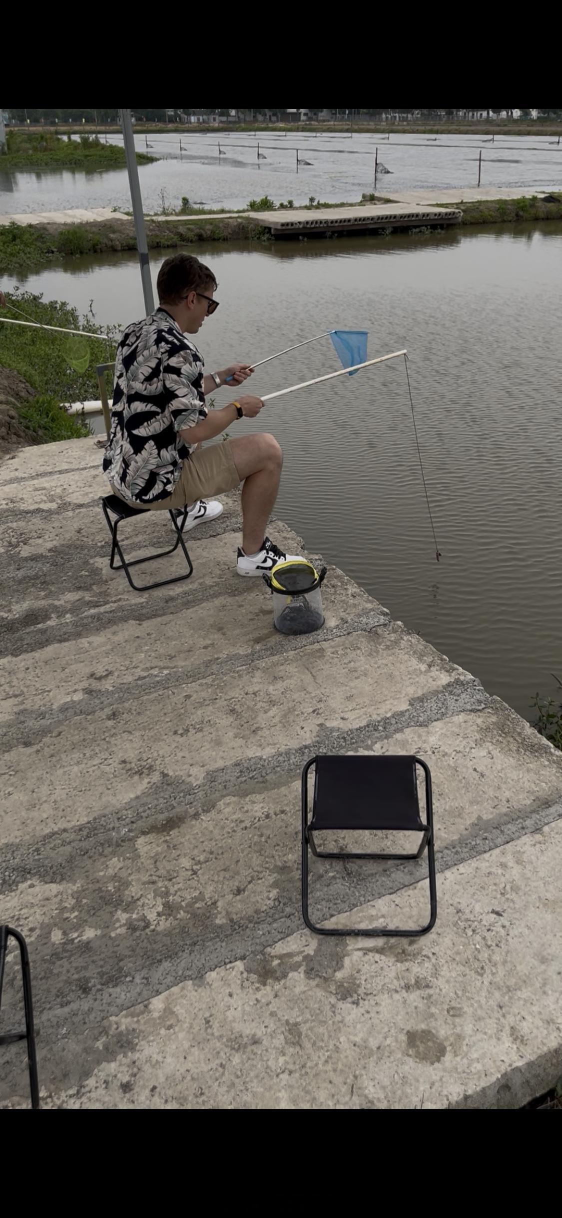 又到了钓小龙虾的季节，我真的太喜欢了！老外在中国 ​​​