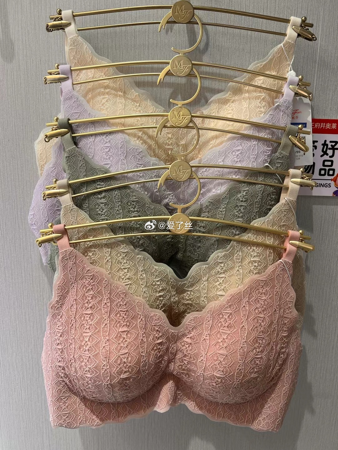 随手拍文胸 挑花眼了，曼妮家这种经典款无痕哪个颜色都很好看呀 ​​​
