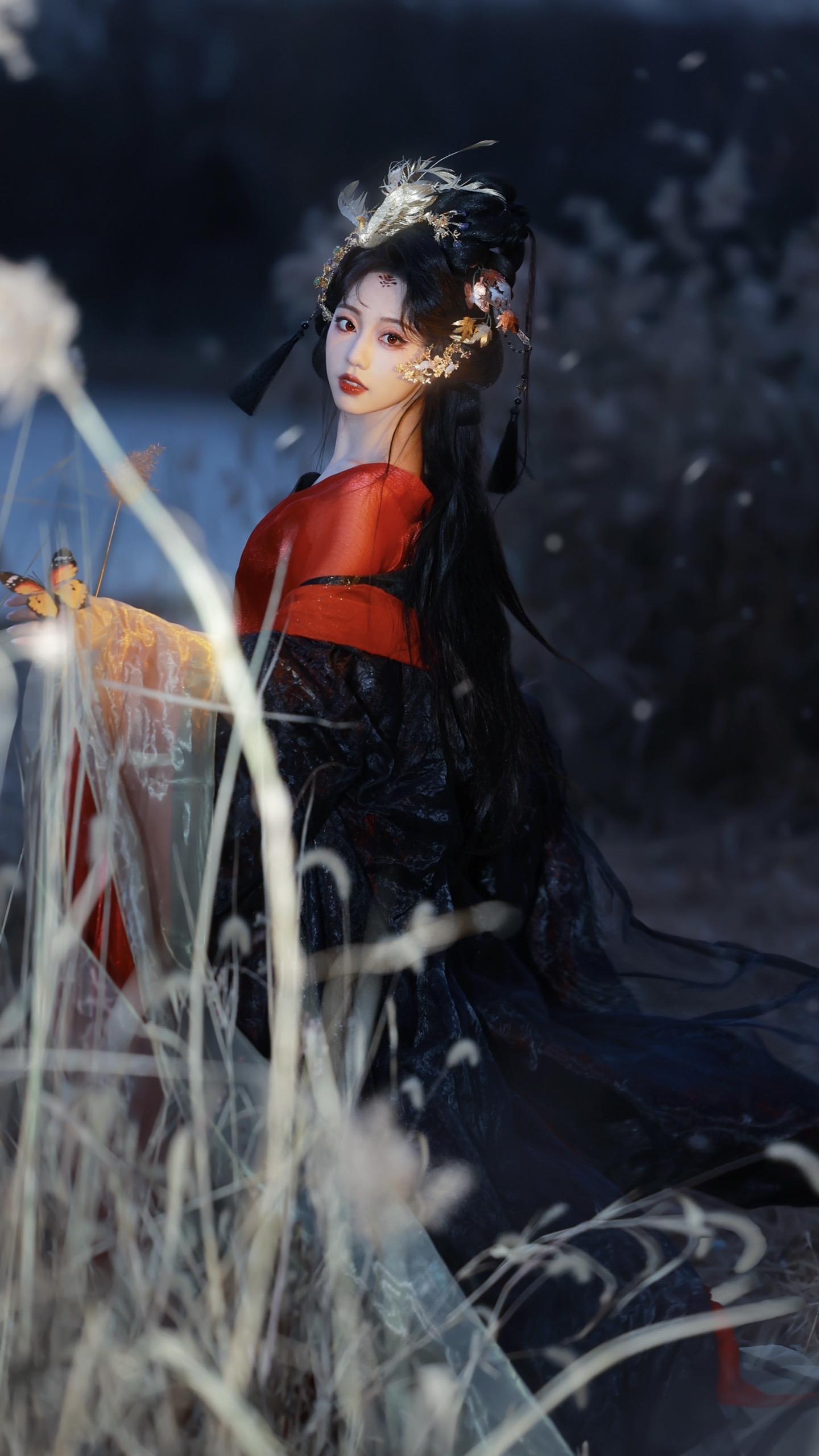 “看着我，你在想谁”🧚‍♀️：  💄