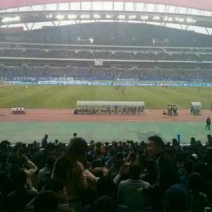 一辆车摆在展厅里，销售不介绍它的续航和充电，开始讲它爷爷的故事。
说内燃机刚发明