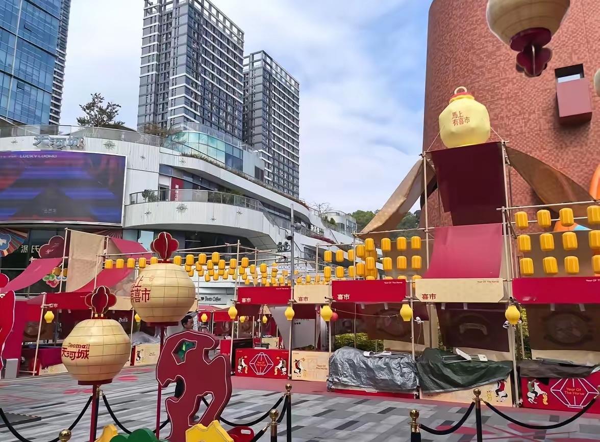 深圳罗湖商场挂黄灯笼这事，真让人一言难尽。春节本就是大红灯笼的主场，红彤彤的多喜