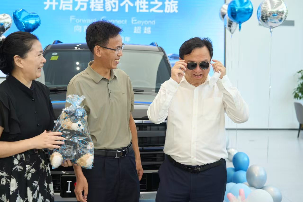 墨镜老王在方程豹的可爱瞬间方程豹车主也太幸福了吧，买台车直接收获总裁＋总经理双重