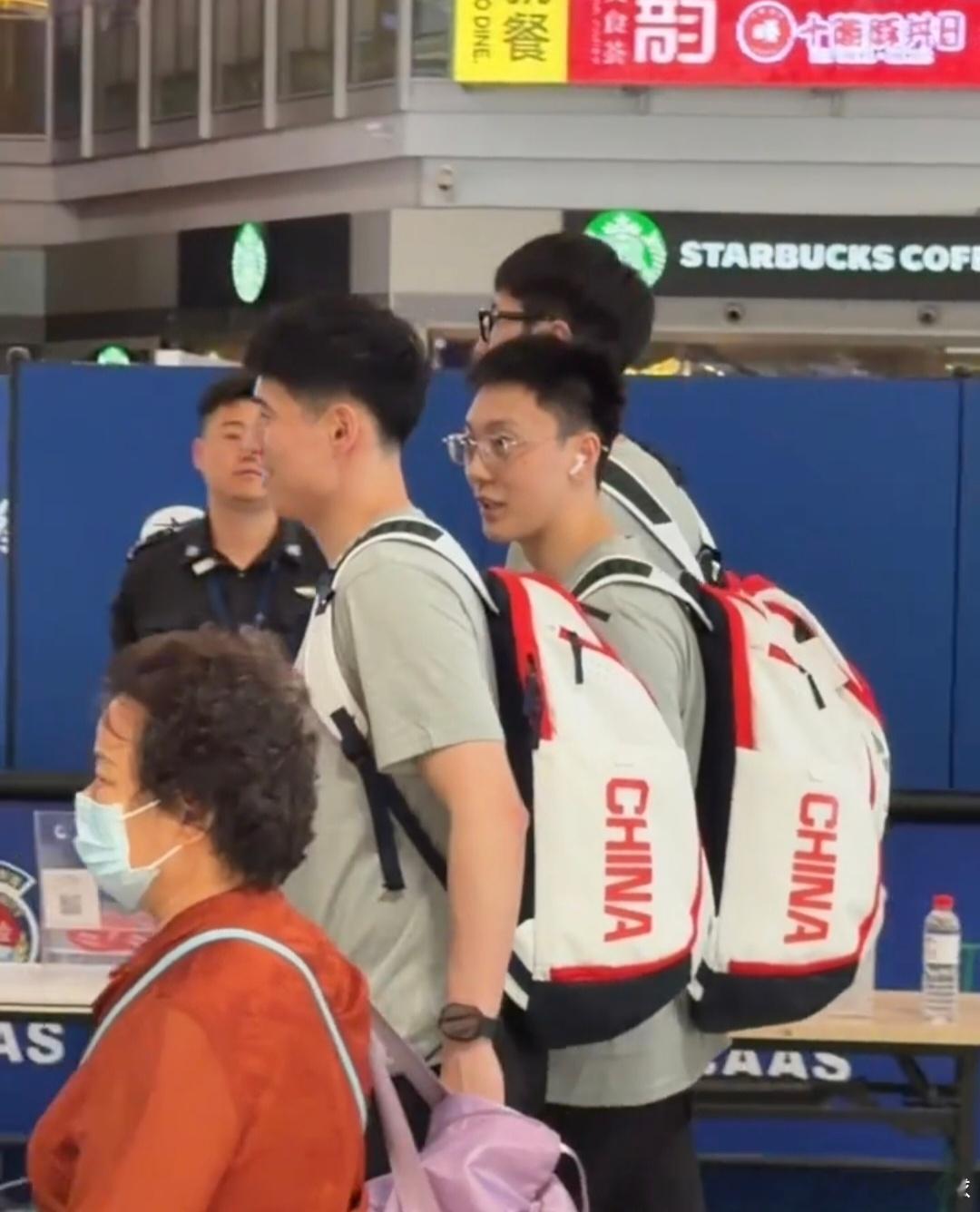 中国男篮出发前往湖南长沙进行两场热身赛，广东队胡明轩、崔永熙和焦泊乔三人均随队出