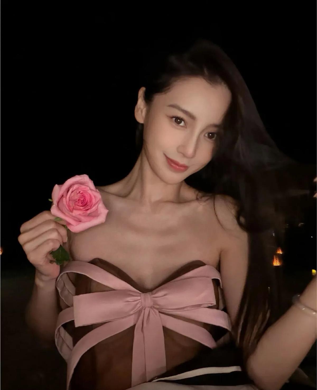 没发照片，却上了热搜，粉丝到底在忙啥？
我昨天刷到好几条关于Angelababy