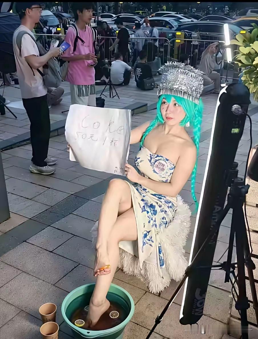 这玩意还是传到了国内！
第39届广州萤火虫动漫游戏嘉年华，
多名Coser场外摆