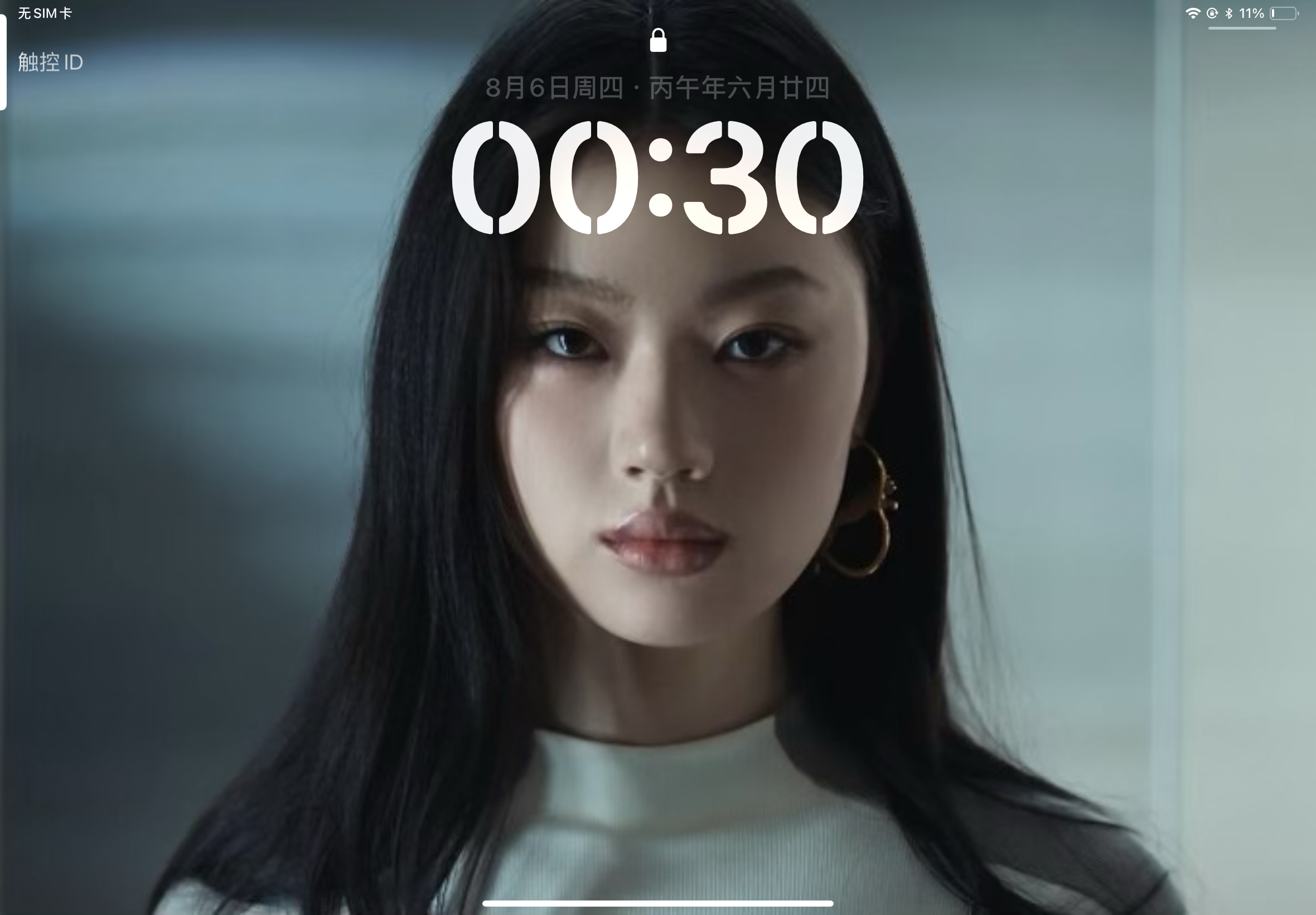 每次开屏都能看到单依纯特别爽的一张脸啊 
