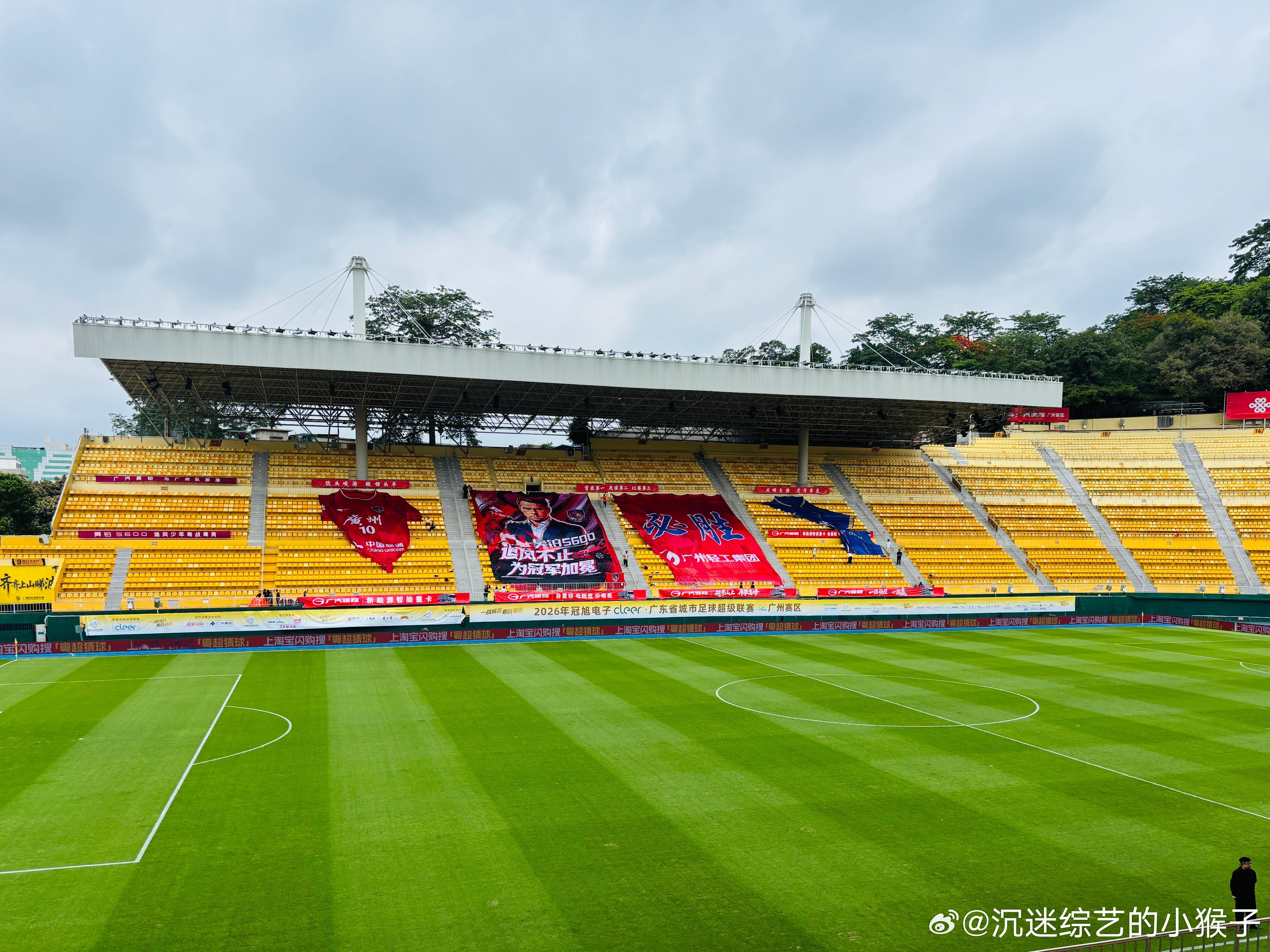 广州全国首创球场机器人送餐想起以前中场冲出去买热狗，回来发现进球回放都放完了。现