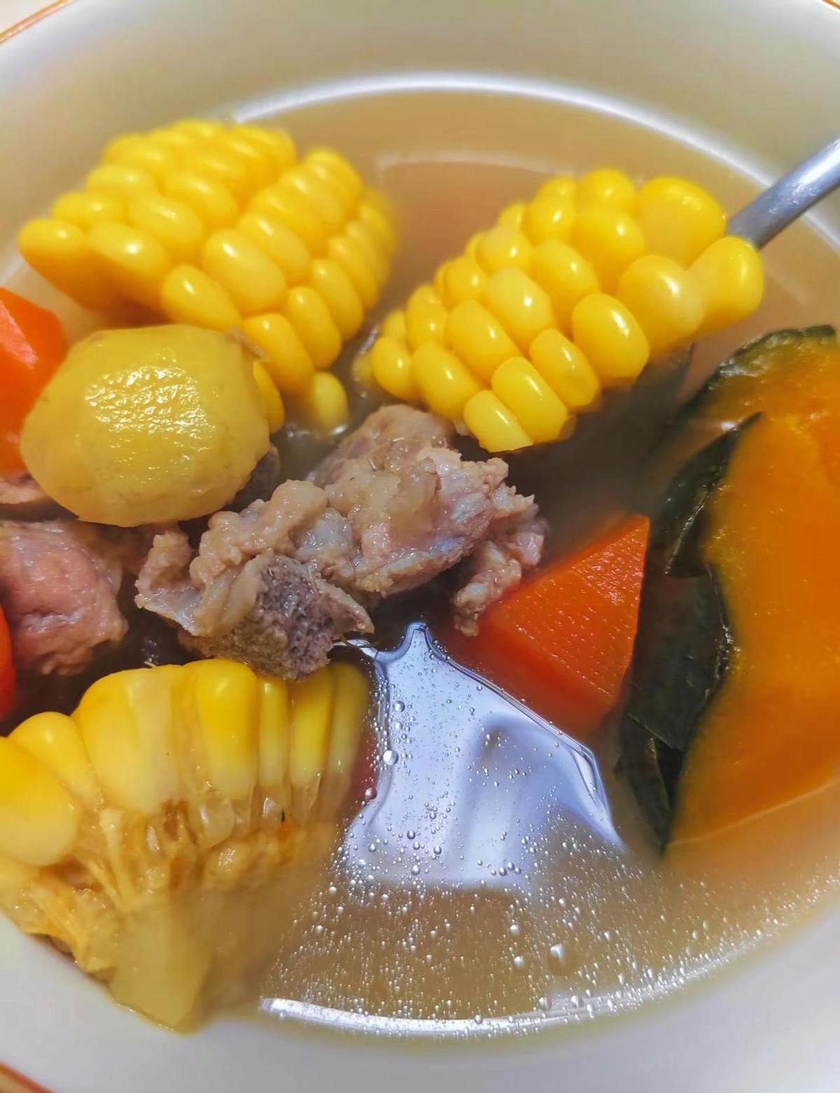 喝汤先上桌，别急着扒饭。
板栗南瓜汤咕嘟一锅，排骨不肥，南瓜软糯，板栗甜得像偷吃