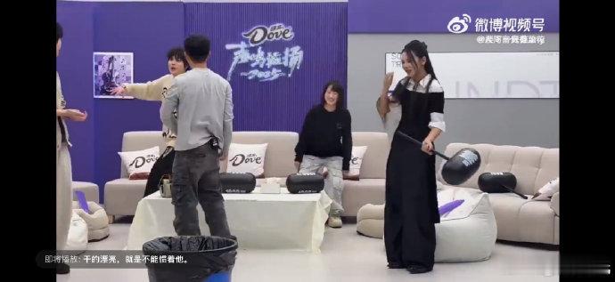 这直播比我奶的年夜饭还乱 15 位选手彻底放飞自我！晋级淘汰全不管，做饭嬉闹吵成