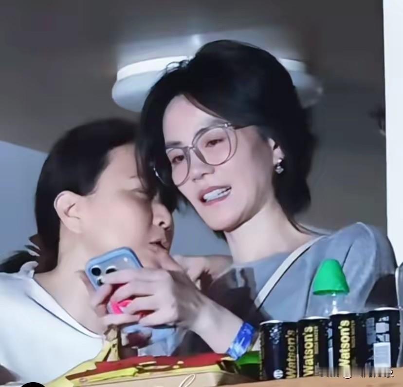 从王菲内心讲，她最喜欢谁的眼镜呢？
王菲