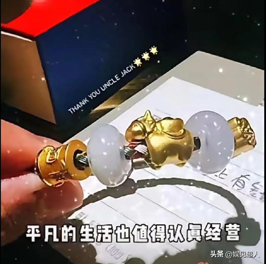 女神节那天，马筱梅穿着粉裙子抱着儿子出镜，状态是真不错。刚生完没多久，整个人一点