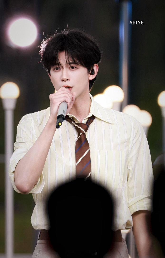 邓凯五四晚会路透 邓为、魏大勋、邓凯同框路透来啦！邓凯衬衫领带清爽又帅气，满满男