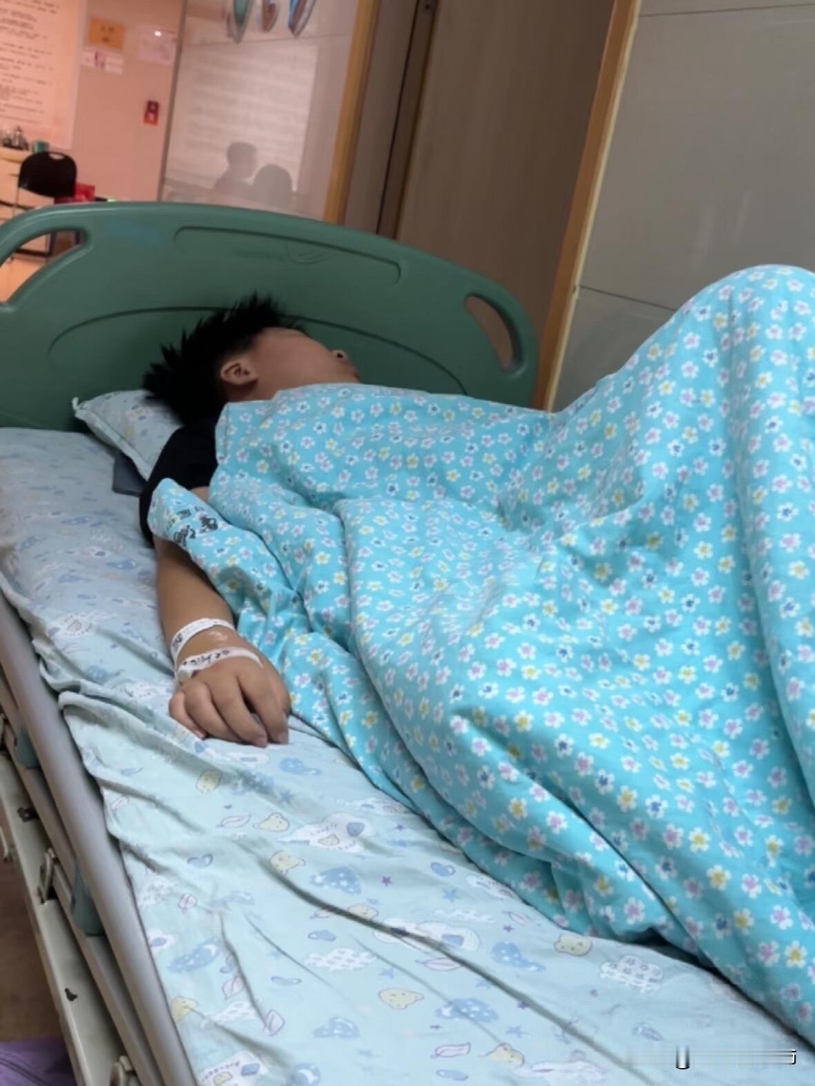 我儿子被同学要钱，不是一次两次了。发现那天，我没骂他，也没哭。我给了他100块，