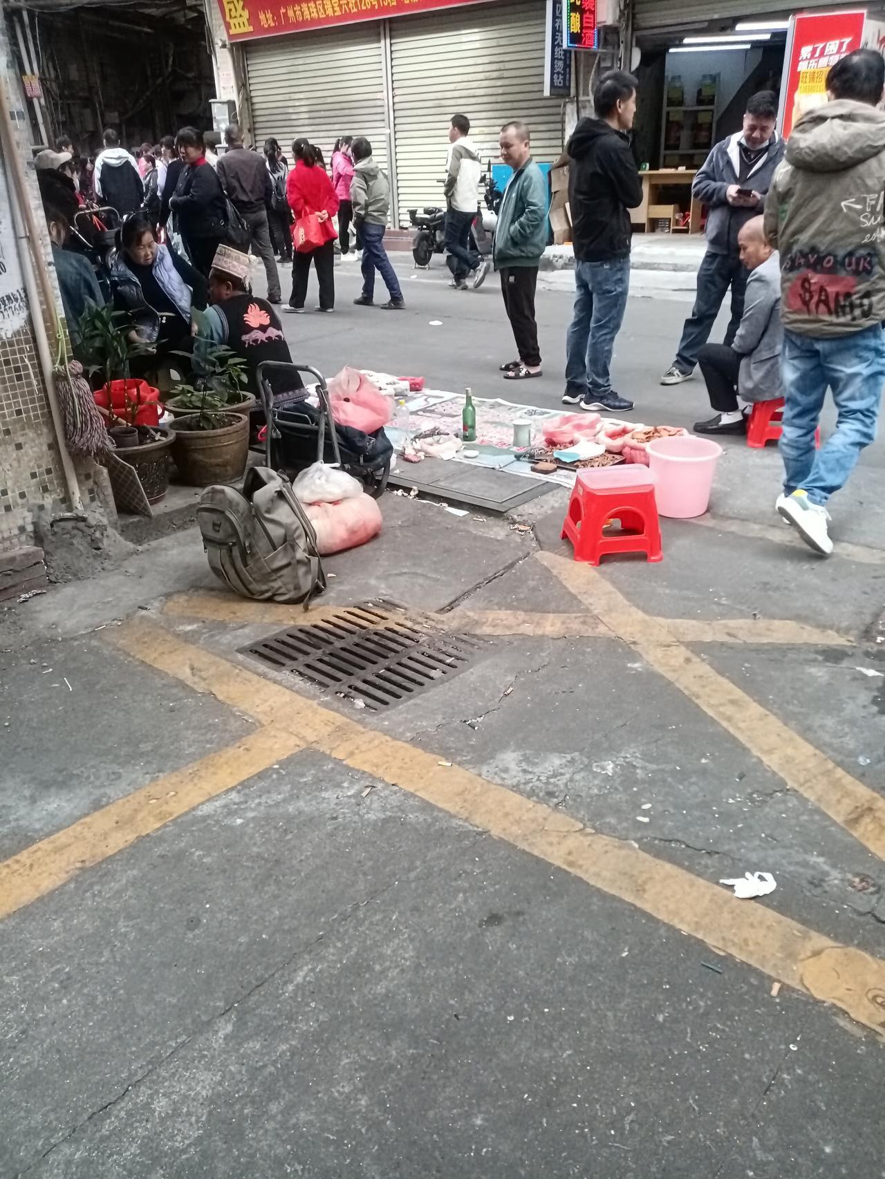 广州海珠区瑞宝村主干道上面，又江湖郎中在卖止痛活血药，还是有好多人去买，好像是云
