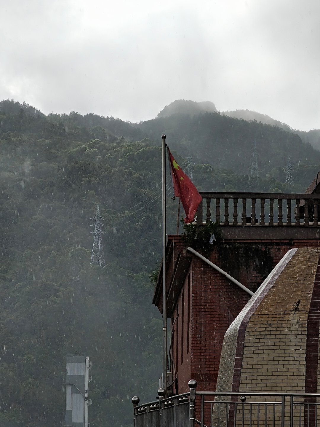 台风韦帕来的前兆，大风大雨，真凉快。每天早起打卡 ​​​