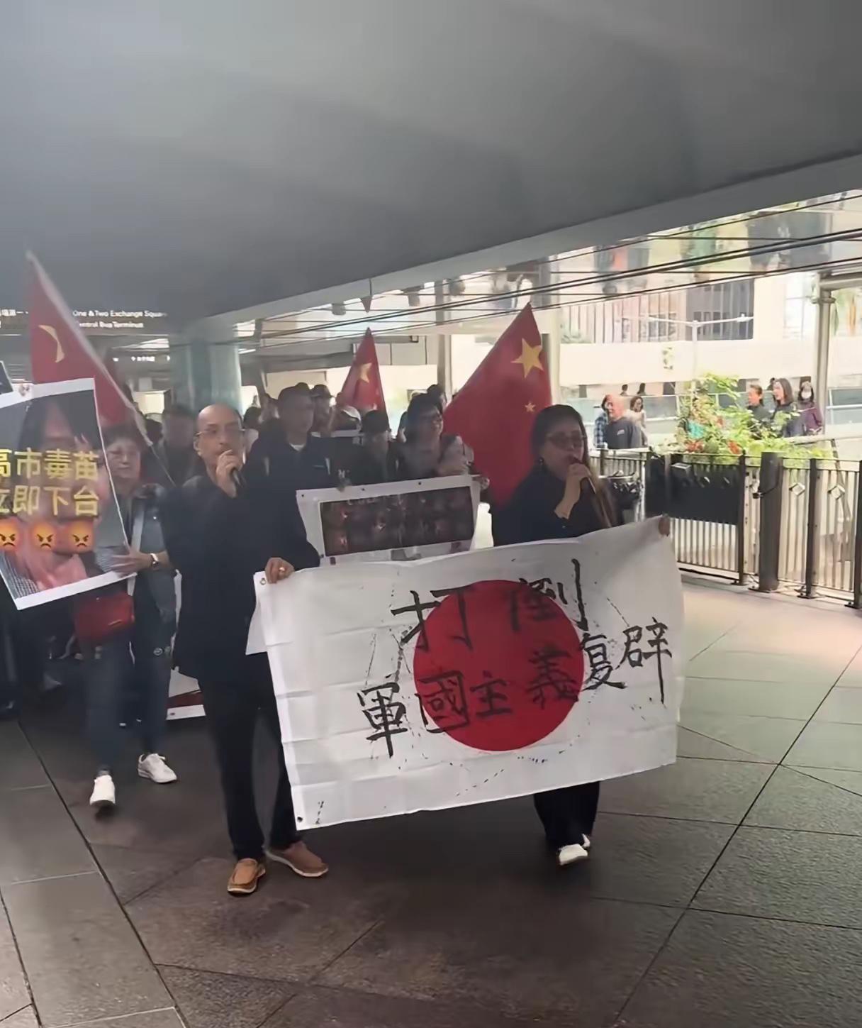 这个画面出现在12日的香港街头，都知道香港相对于大陆来说比较国际化，民众思想、观