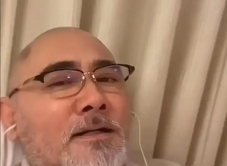 赵文瑄65岁被拍到肚子圆了，网上立马有人喊他发福。
我刷到那张图，第一反应是这大