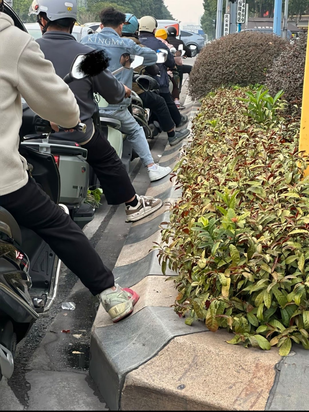没有任何人能看到台阶忍住不放脚上去，等红绿灯也不例外 